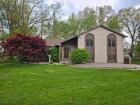 11044 River Oaks Ln E in Osceola, IN - Building Photo