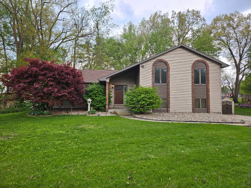 11044 River Oaks Ln E in Osceola, IN - Building Photo
