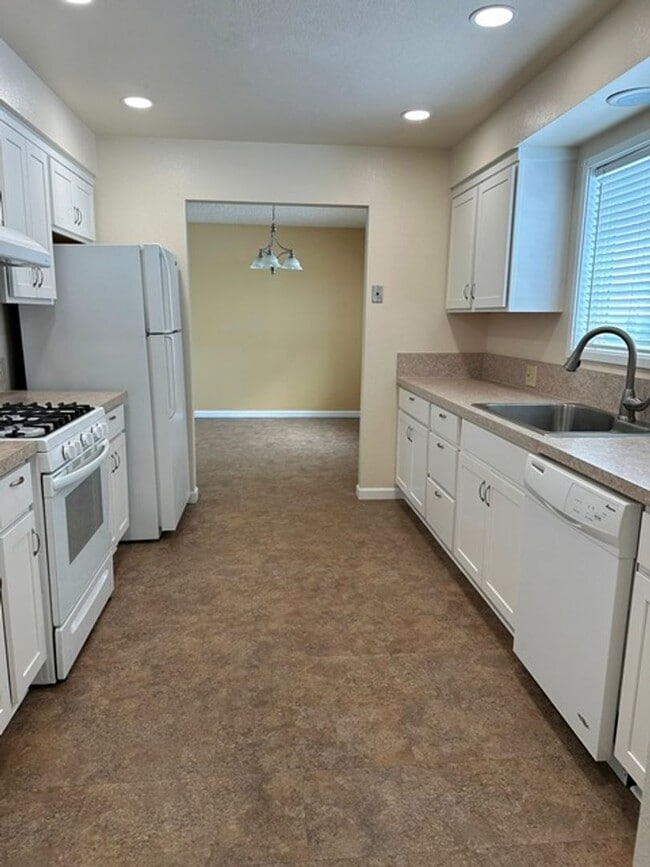 5505 Sturdivant Ave in Klamath Falls, OR - Building Photo - Building Photo