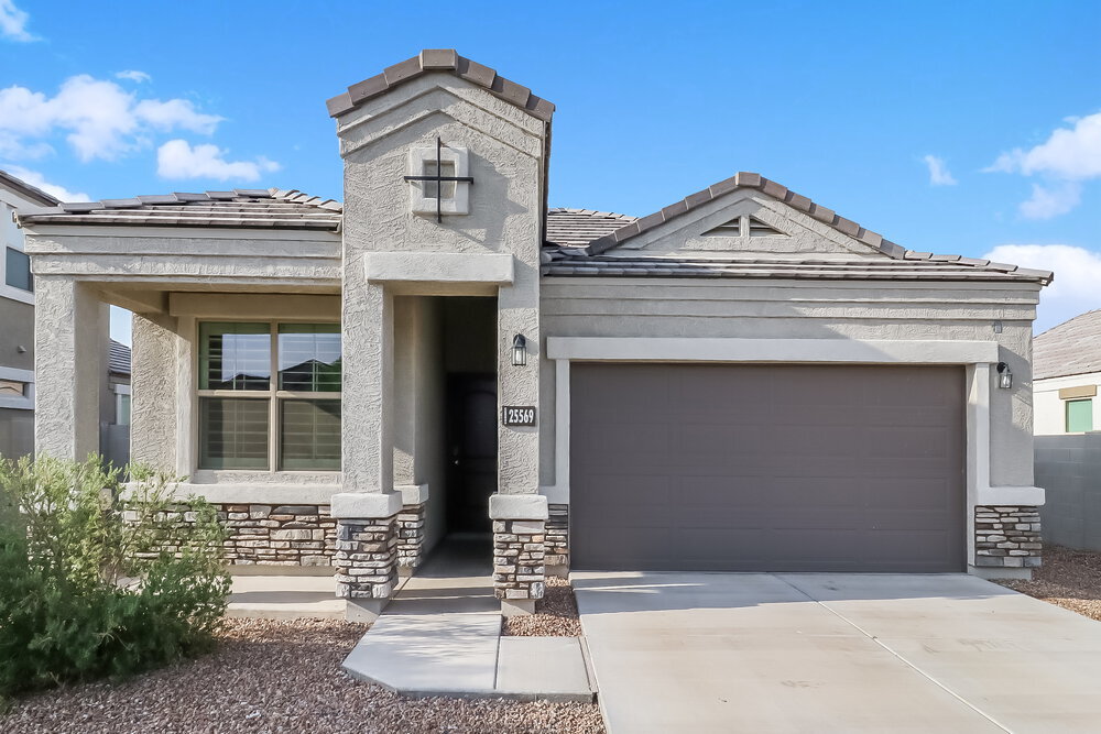 25569 W Desert Dr in Buckeye, AZ - Building Photo