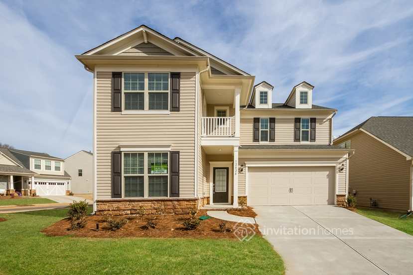 12828 Stella Belle Dr in Huntersville, NC - Foto de edificio