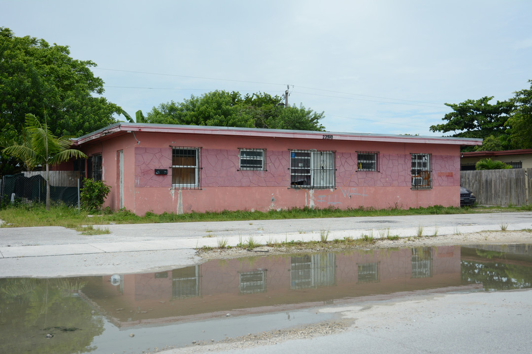 4 Unit Apartment in Miami, FL - Building Photo