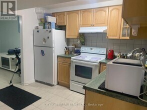 120 Hullmar Dr in Toronto, ON - Building Photo - Building Photo