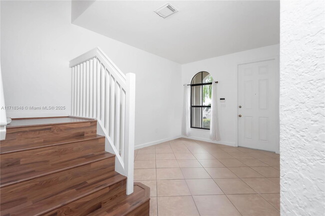 10261 NW 32nd Terrace in Doral, FL - Foto de edificio - Building Photo