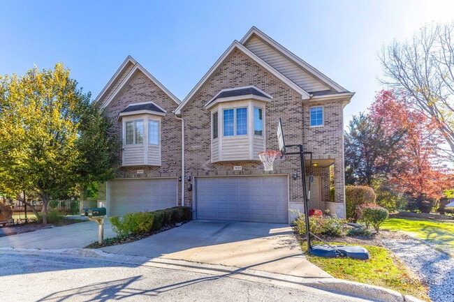 1521 Stonegate Manor in Mount Prospect, IL - Building Photo - Building Photo