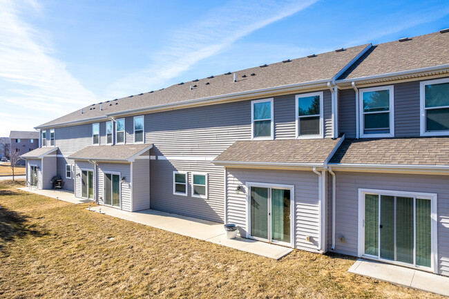 Northwoods Place Townhomes in Urbandale, IA - Building Photo - Building Photo