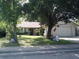 3190 Driftstone Dr in Anderson, CA - Building Photo