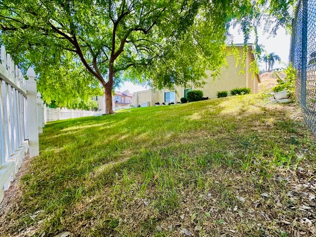 6005 Hill Dale Ct, Unit Hill Dale residences in Bakersfield, CA - Building Photo - Building Photo