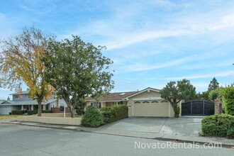 2149 Feliz Dr in Novato, CA - Foto de edificio - Building Photo