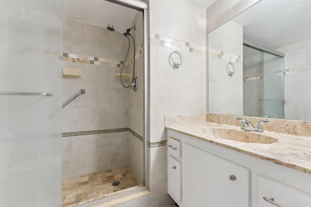 706 SE 2nd Ave, Unit 430 in Deerfield Beach, FL - Foto de edificio