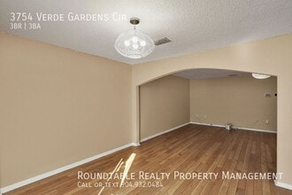 3754 Verde Gardens Cir in Jacksonville, FL - Foto de edificio - Building Photo