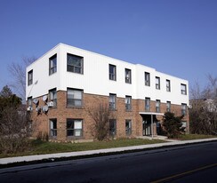 111 N Service Rd E in Oakville, ON - Building Photo