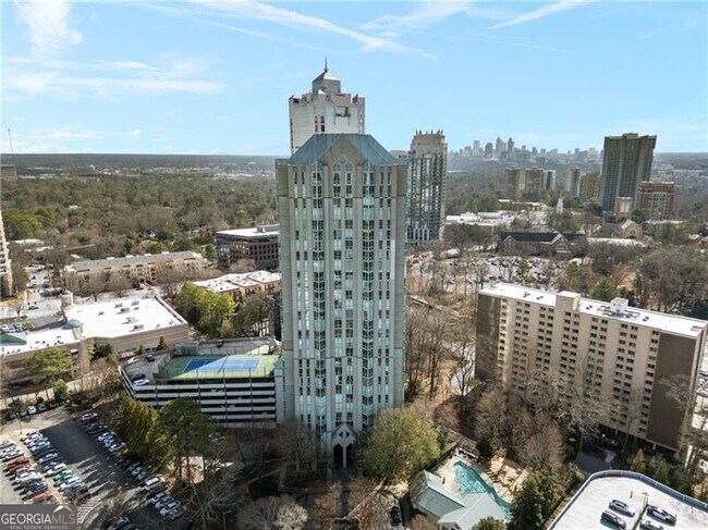 2870 Pharr Ct S Northwest in Atlanta, GA - Foto de edificio - Building Photo