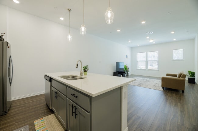 9916 Hennings St in Irving, TX - Building Photo - Building Photo