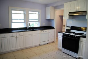 90 Undine Rd, Unit 1 Apartamentos