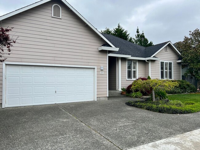 4835 Dickson Dr in Eureka, CA - Building Photo - Building Photo