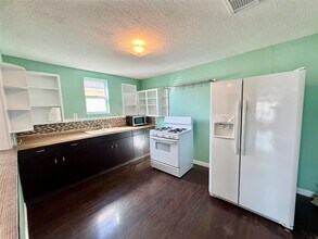 3714 Avenue S 1/2 in Galveston, TX - Building Photo - Building Photo