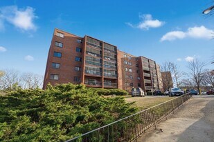 2 Summit Dr in Reading, MA - Building Photo