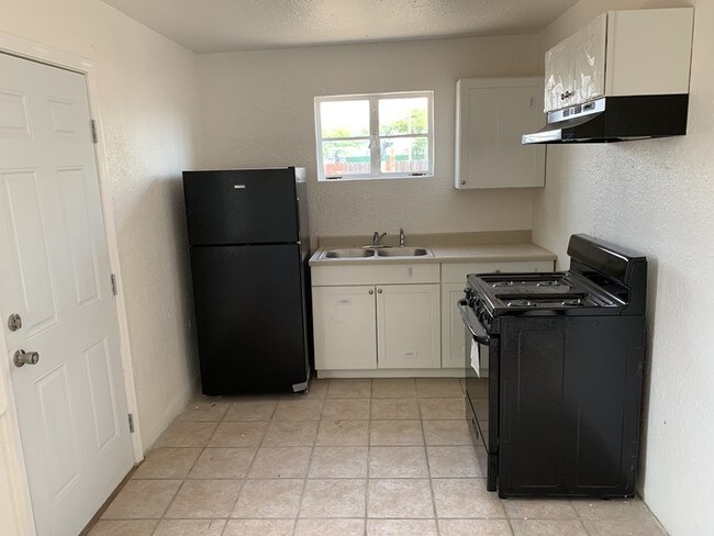 302 W Flores St-Unit -11 in Tucson, AZ - Building Photo - Building Photo