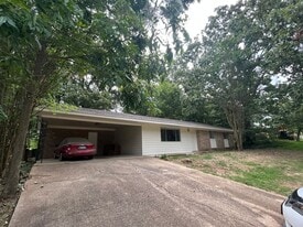 2602 Maple Dr in Starkville, MS - Building Photo