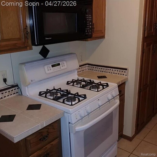 205 Pineview Ct in St. Clair Shores, MI - Building Photo - Building Photo