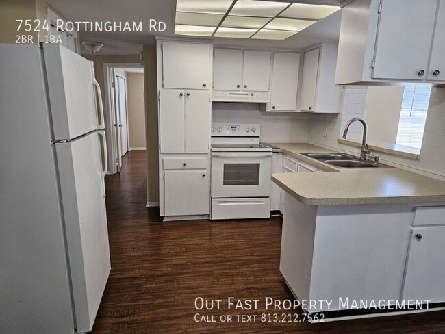 7524 Rottingham Rd in Port Richey, FL - Foto de edificio - Building Photo