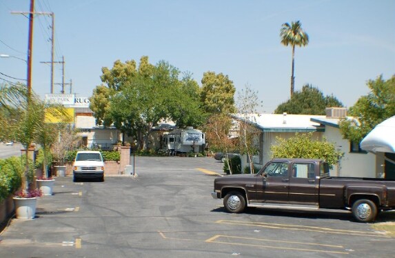 Park Royale in Van Nuys, CA - Building Photo