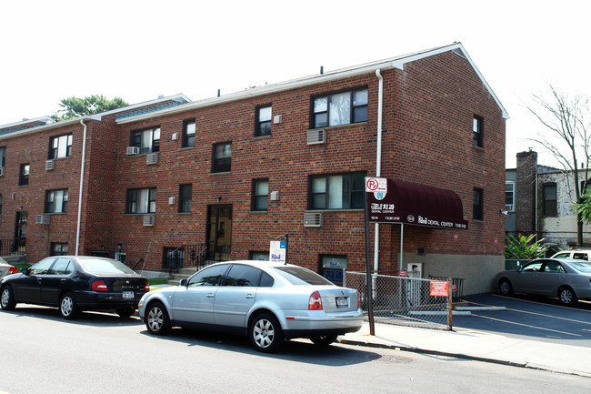 163-02 Crocheron Ave in Flushing, NY - Foto de edificio - Building Photo