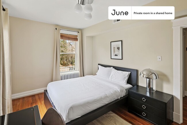 Private bedroom in 5 bed/3 bath Home