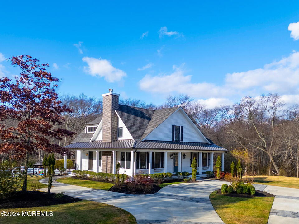 33 Cloverhill Ln in Freehold, NJ - Building Photo