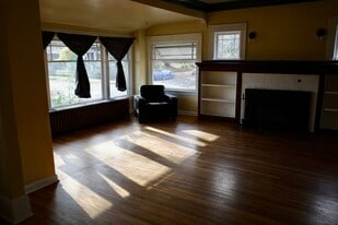 8607 SE Morrison St in Portland, OR - Building Photo