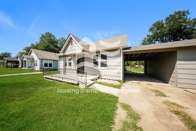 225 E Himes St in Norman, OK - Foto de edificio - Building Photo