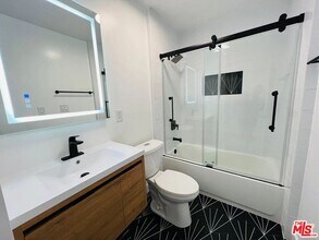 5820 S Mansfield Ave in Los Angeles, CA - Building Photo - Building Photo