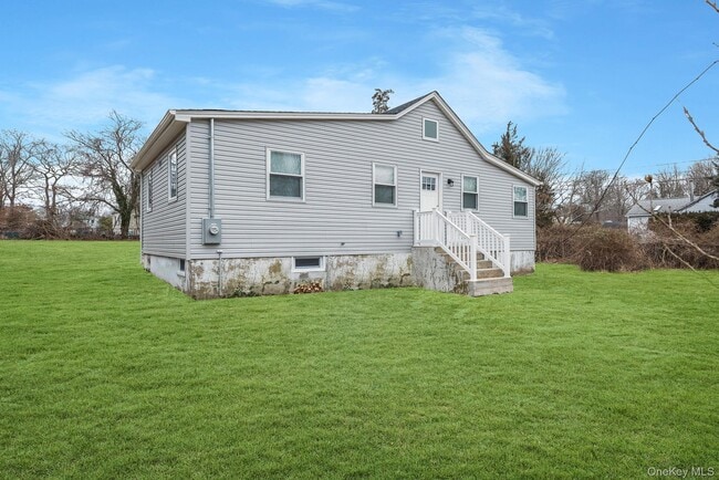364 Dogwood Rd W in Mastic Beach, NY - Building Photo - Building Photo