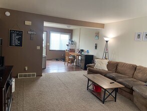 912 W MacArthur Ave, Unit 912 W. MacArthur Ave in Eau Claire, WI - Foto de edificio - Building Photo