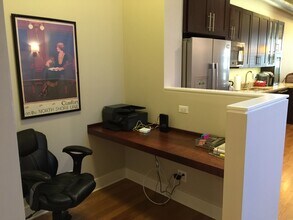 706 N Wells St, Unit 2nd floor in Chicago, IL - Building Photo - Building Photo