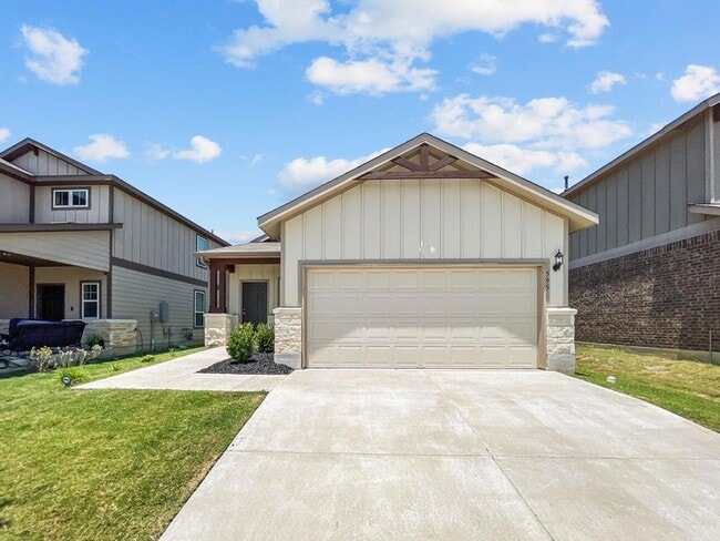 595 Eves Necklace Dr. in Mustang Ridge, TX - Building Photo - Building Photo