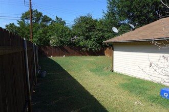 2112 Courtney St in Austin, TX - Building Photo - Building Photo