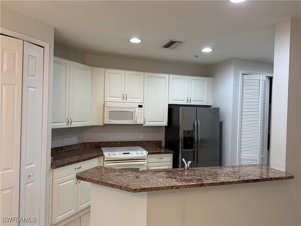 1380 Sweetwater Cove in Naples, FL - Building Photo