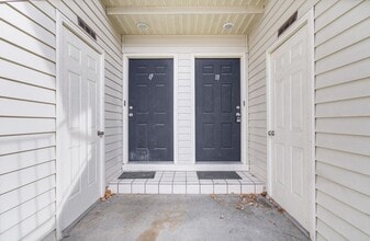 1104 N Main St in Hendersonville, NC - Foto de edificio - Building Photo