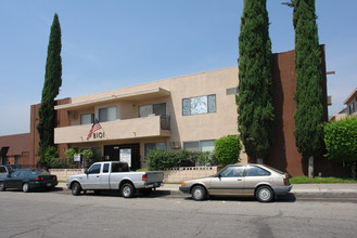 Imperial Manor - Remmet Apartments in Canoga Park, CA - Foto de edificio - Building Photo