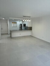 7732 Camino Real in Miami, FL - Foto de edificio - Building Photo