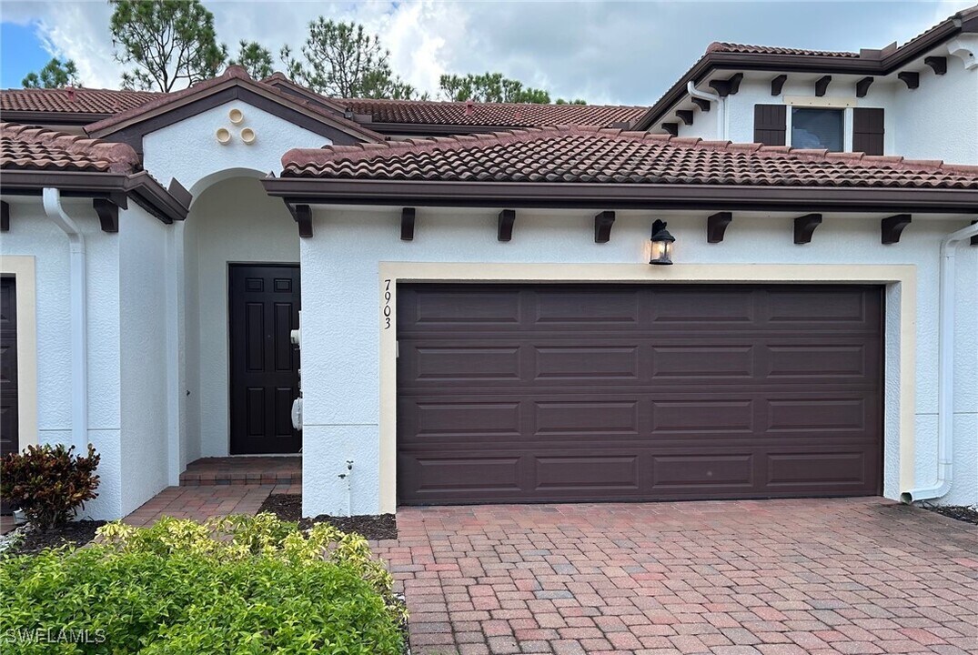 7903 Bristol Cir in Naples, FL - Foto de edificio