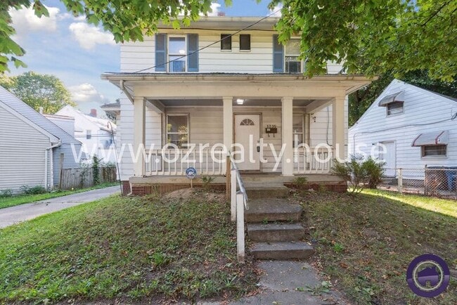 property at 1735 Roosevelt Cir