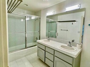 2618 N Vermont Ave, Unit Private Residence in Los Angeles, CA - Foto de edificio - Building Photo