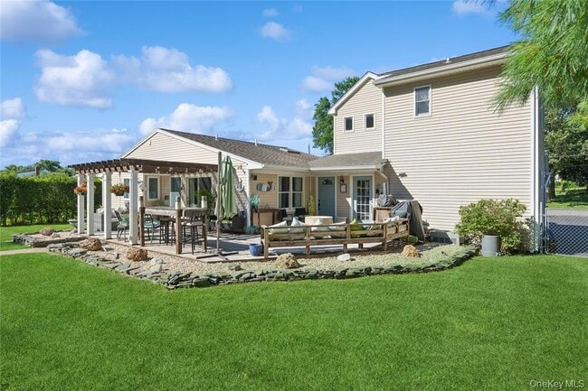 123 Broad Ave in Riverhead, NY - Building Photo - Building Photo