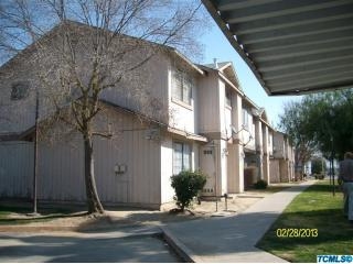 172 N Shasta Ave in Farmersville, CA - Foto de edificio