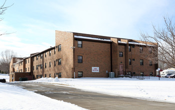 West Park Manor in Hubbard, OH - Building Photo - Building Photo