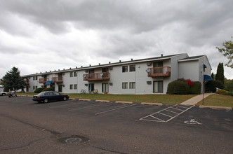 Glen Park Apartments in River Falls, WI - Foto de edificio - Building Photo