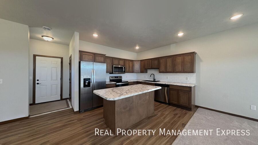 Stunning 3-Bedroom 2.5-Bathroom Townhome in Sioux Falls, SD - Building Photo